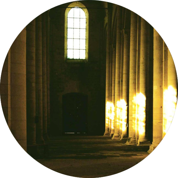 Église ancienne représentant un lieu sacré, symbole d’espace porteur et de connexion au subtil