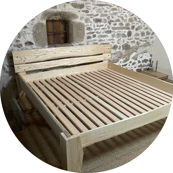 Lit en bois massif fabriqué à l'atelier Ecophora, mobilier artisanal naturel et durable pour meubler les espaces soutenants. 