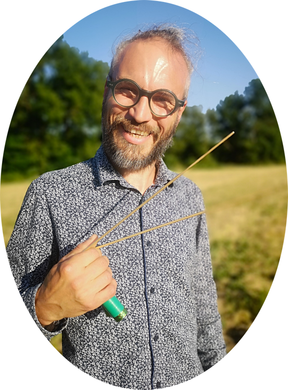 Praticien médecine symbolique en connexion avec la nature.